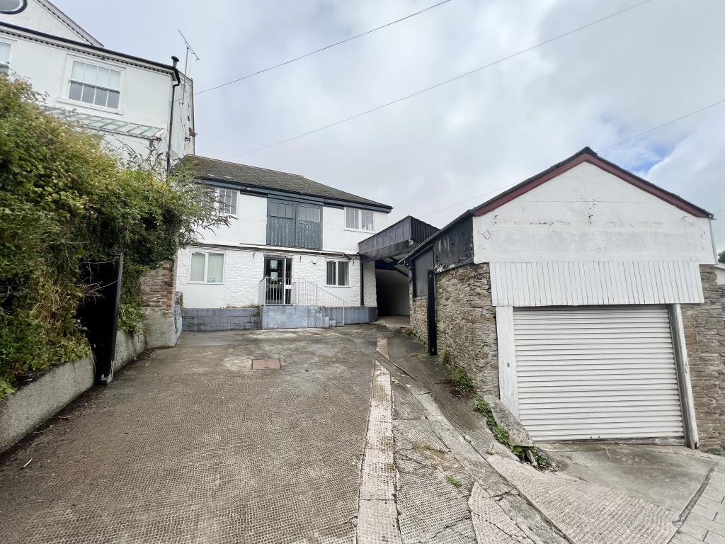 Lot: 128 - FORMER FUNERAL PARLOUR WITH POTENTIAL - General view of front of property
